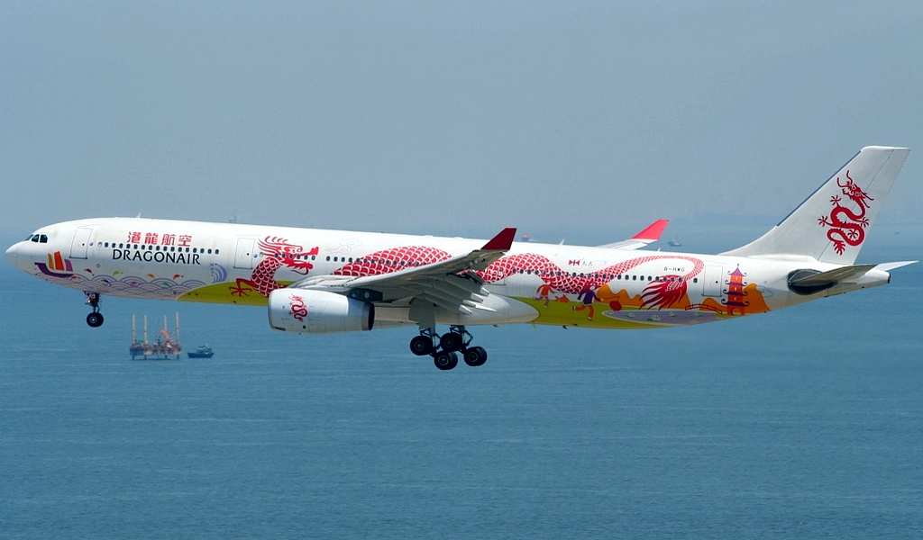 港龙航空二十周年彩绘飞机