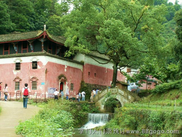 target="_blank" href="/item/兰溪">兰溪 /a>市城区西南,由兰荫山