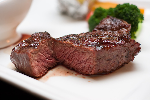  p>果木牛排,是用苹果树的木头作为燃料,在特制的窑炉里充分燃烧,让