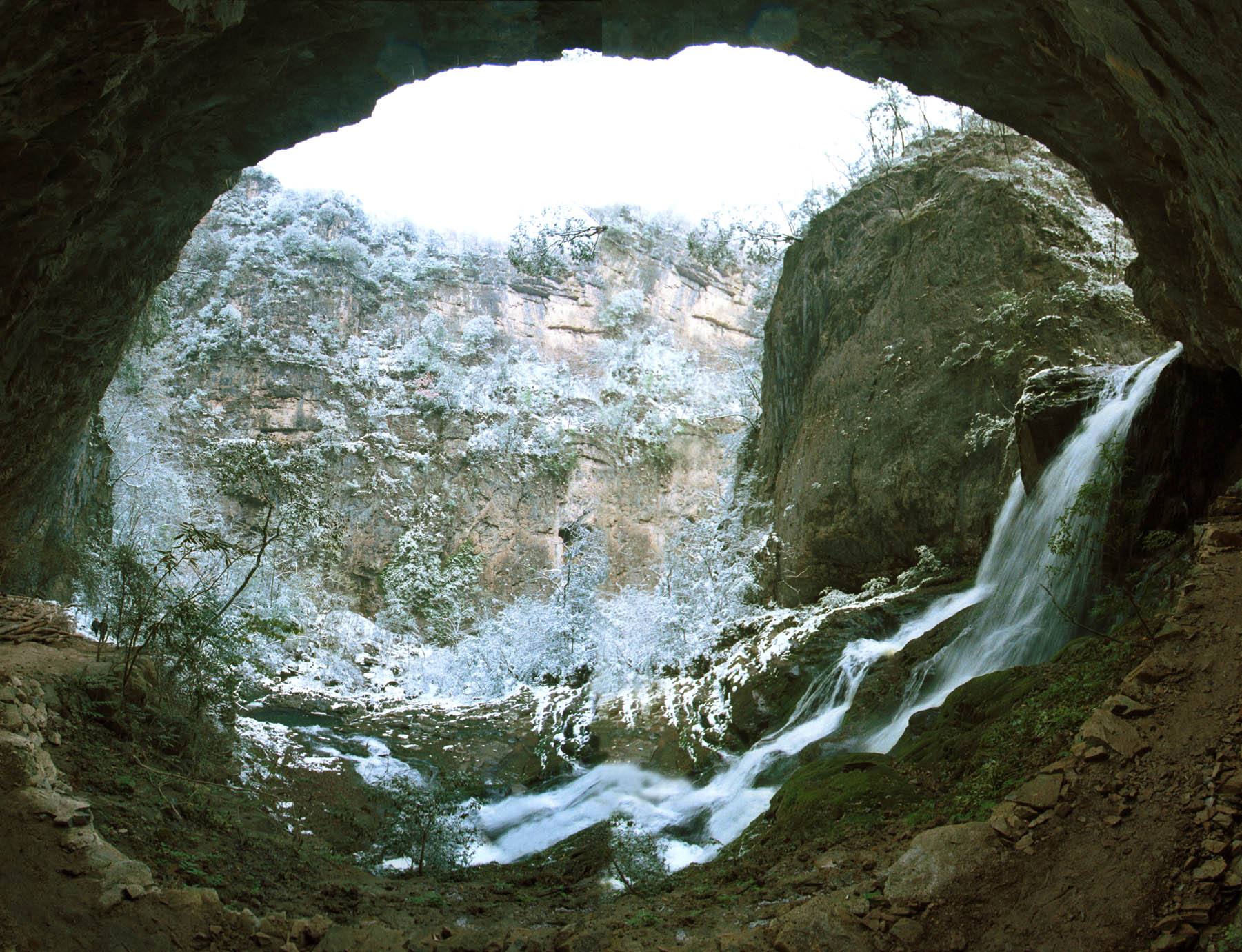  p data-id="gnbctl3vr2">野人洞风景区,位于湖北省十堰市房县,紧邻