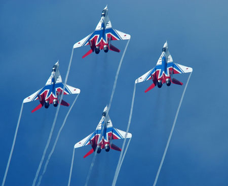 俄罗斯雨燕飞行表演队
