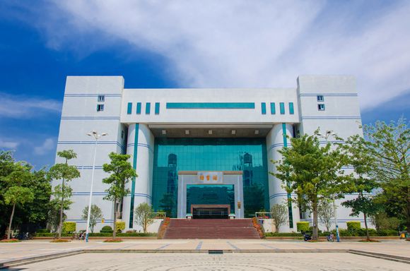 简称"岭南师院",位于广东省 a target="_blank" href="/item/湛江市