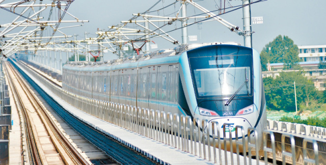 其第一条线路于2011年9月16日开通试运营,使西安为中国内地第14座开通