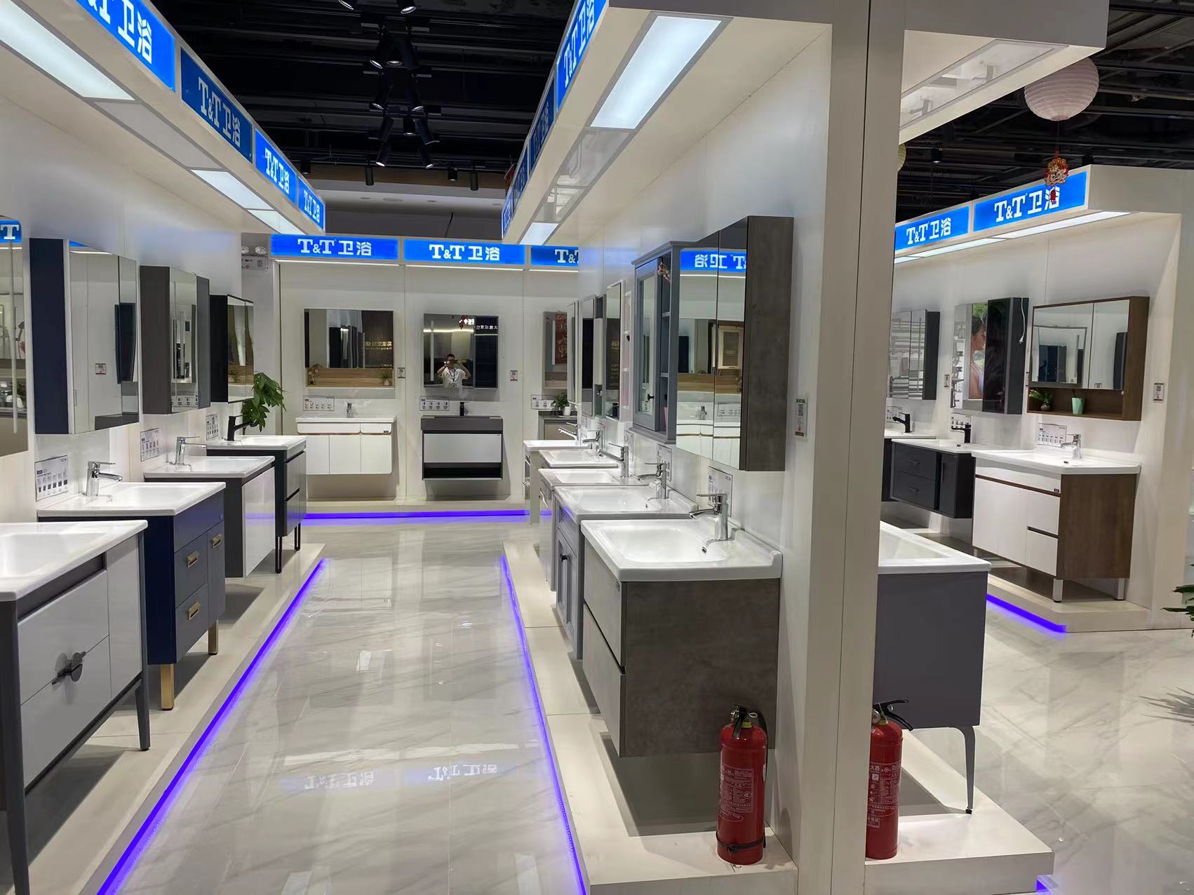 是 a target="_blank" href="/item/上海沪佳装饰服务集团股份有限