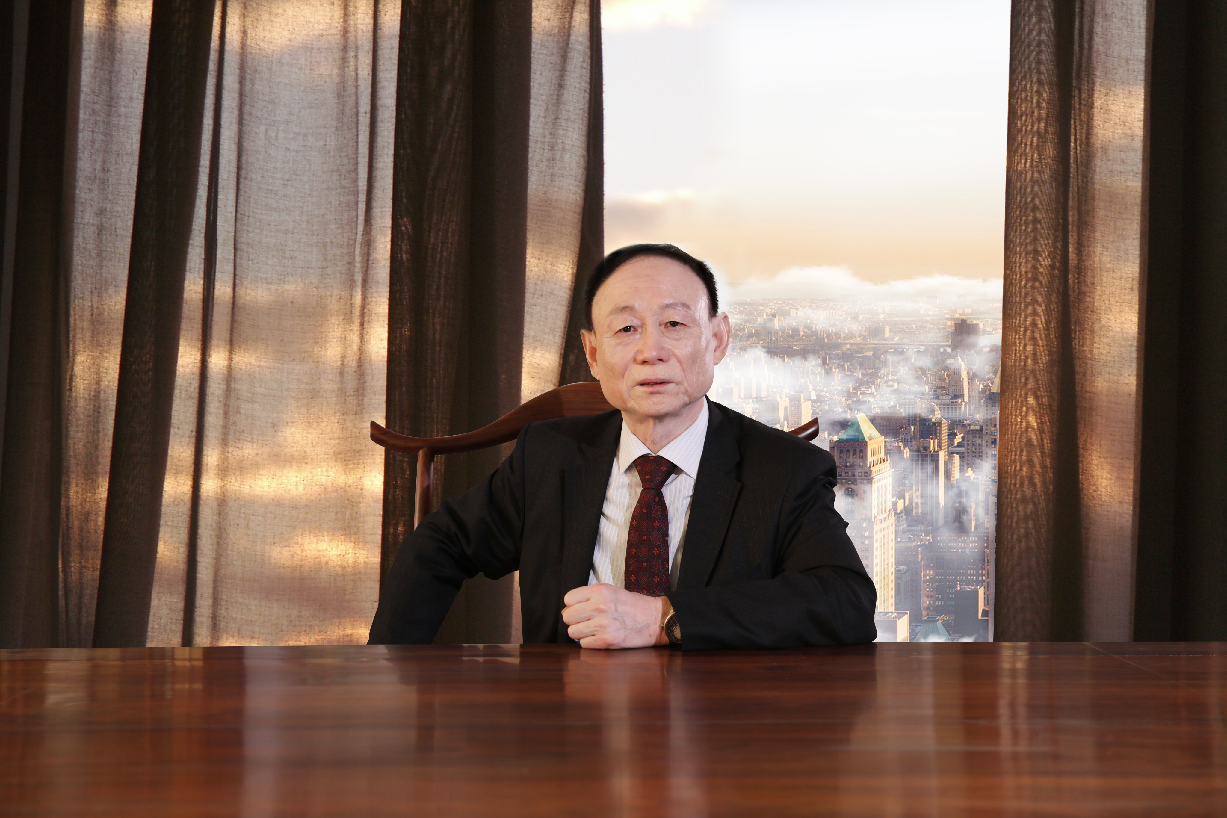  p>靳保芳,男,晶龙集团董事长,他思维敏捷,谈吐优雅,处事果敢.