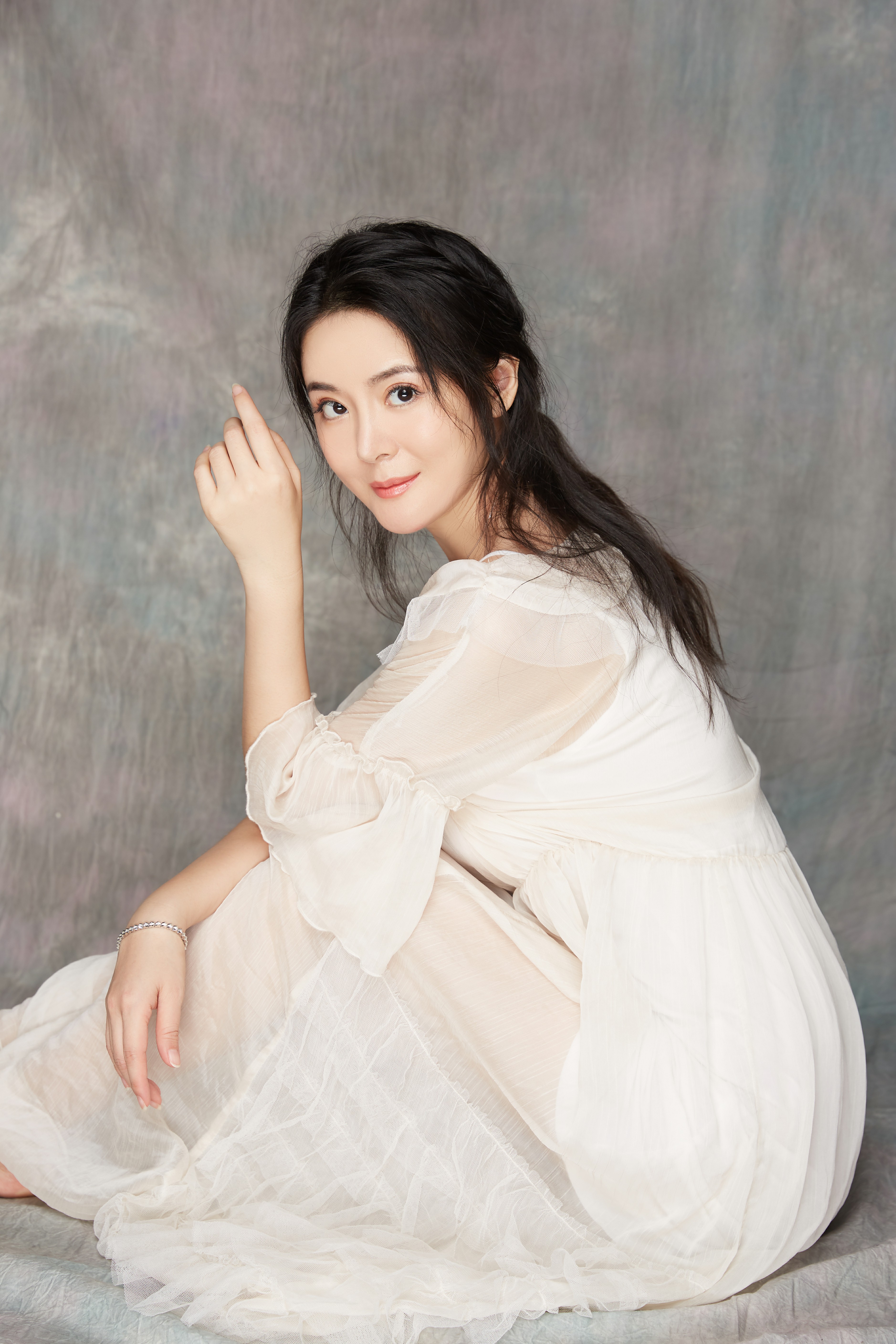  p>李鑫雨(英文名:cindy),本名:李欣雨,出生于陕西省,后移居中国香港