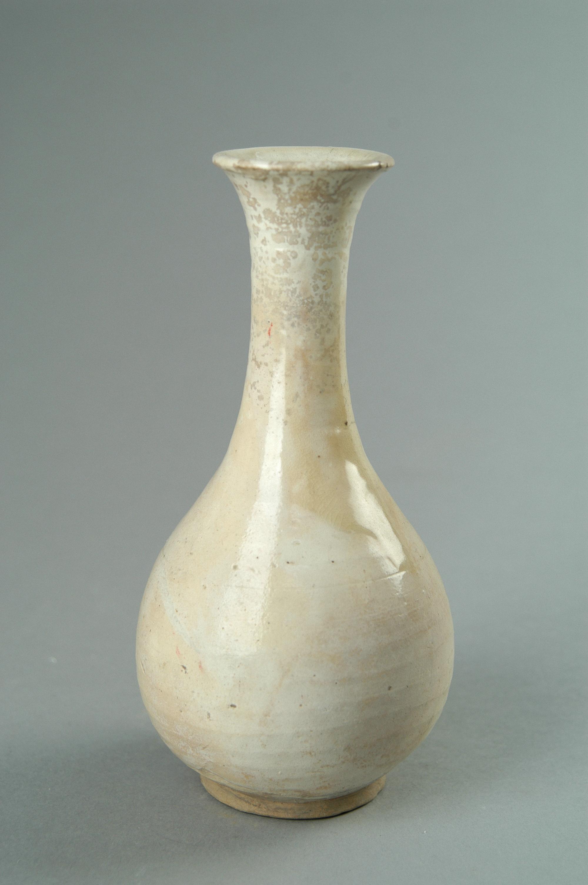  p>白釉玉壶春瓶属于宋代玉壶春瓶,现收藏于河南博物馆. /p>