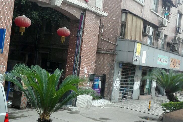 后街位于广州市荔湾鹤洞,由无开发商建成,共计房屋89户,小区物业公司