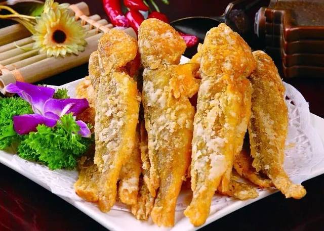  p>油炸黄花鱼是一道美食,制作原料主要有黄花鱼,油,盐,淀粉,鸡蛋.