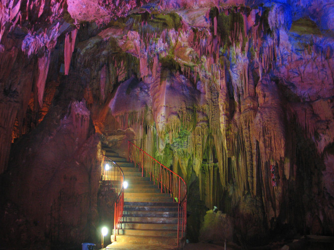  p>彩云洞景区位于云南省曲靖市 a target="_blank" href="/item/沾益