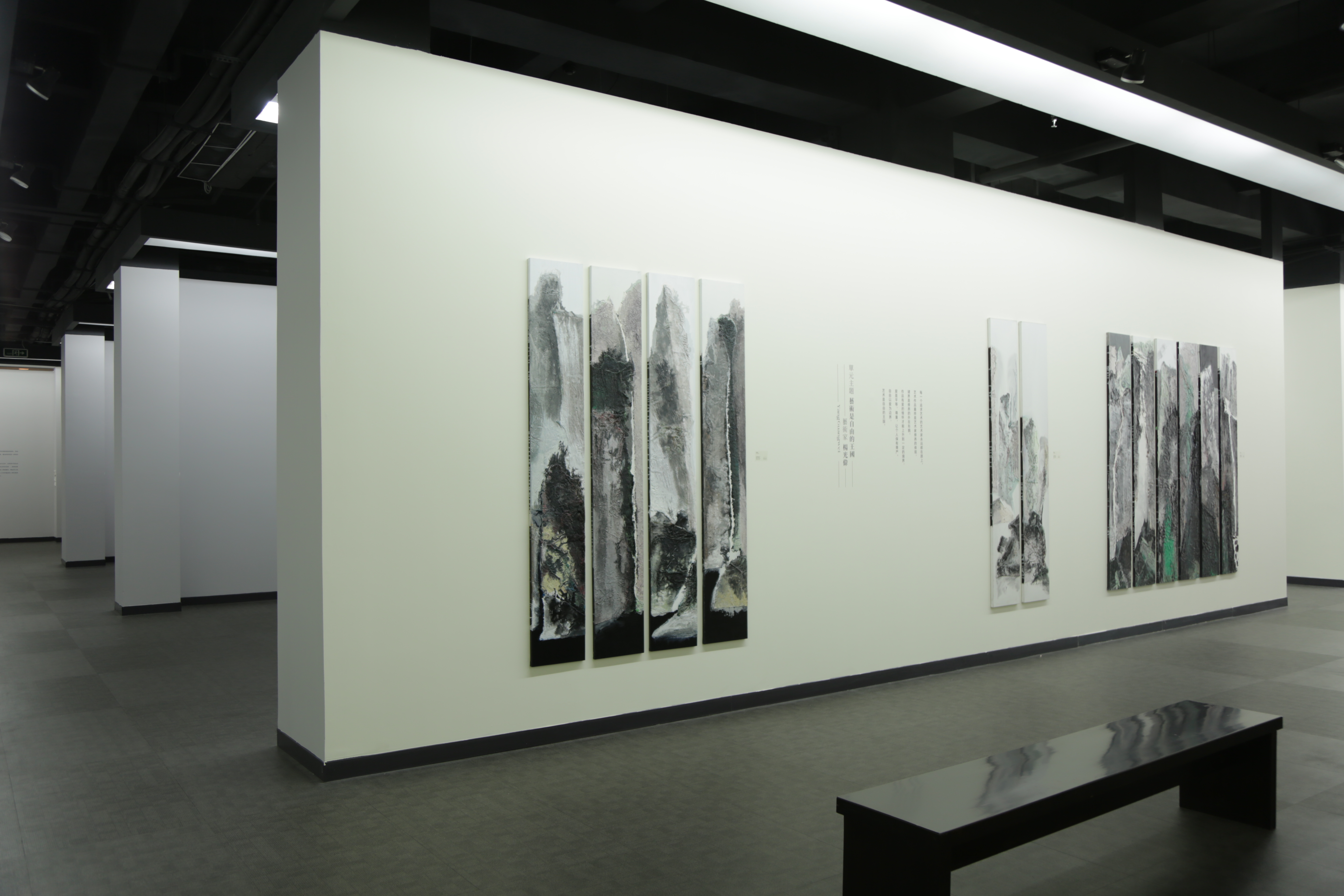 了了阁画廊(了了·艺术传播机构)1999年成立于四川成都,为经营原创