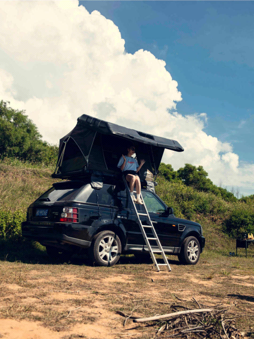  p data-id="gnbx65ir4m">车顶帐篷,又称为车顶上的"家",随着汽车制造