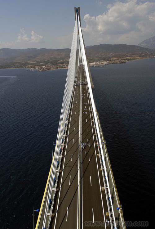 该桥不仅仅是世界上最长的斜拉桥—桥面直接用悬索吊在龙门架上,而且