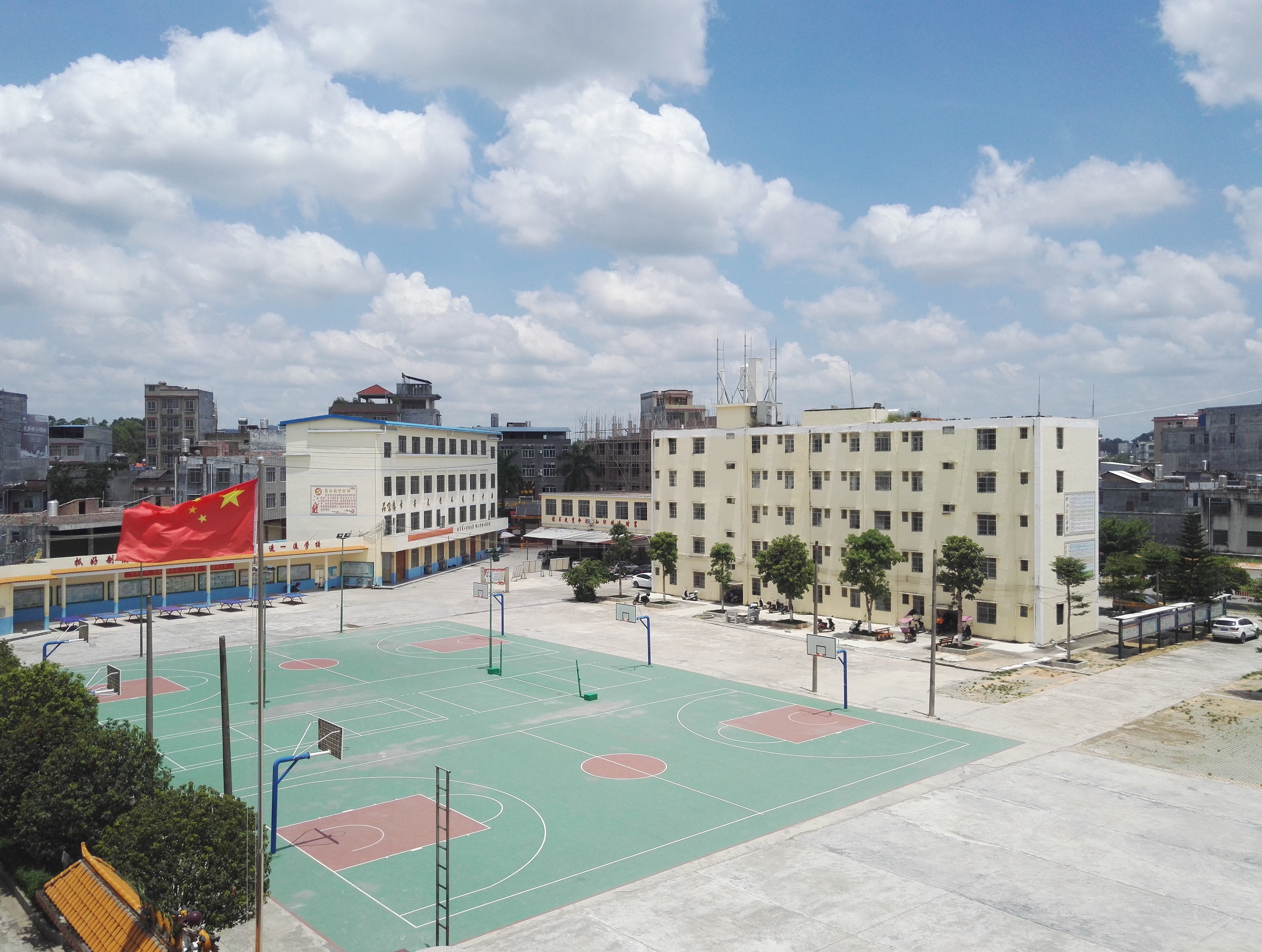  p>博白县凤山镇第二初级中学,简称凤山镇二中,凤山二中,坐落在广西