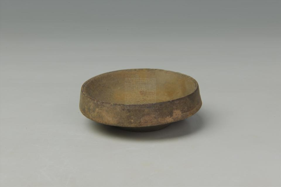 data-id="2luxpitudzy">明褐釉陶灯盏是重庆中国三峡博物馆收藏的陶瓷