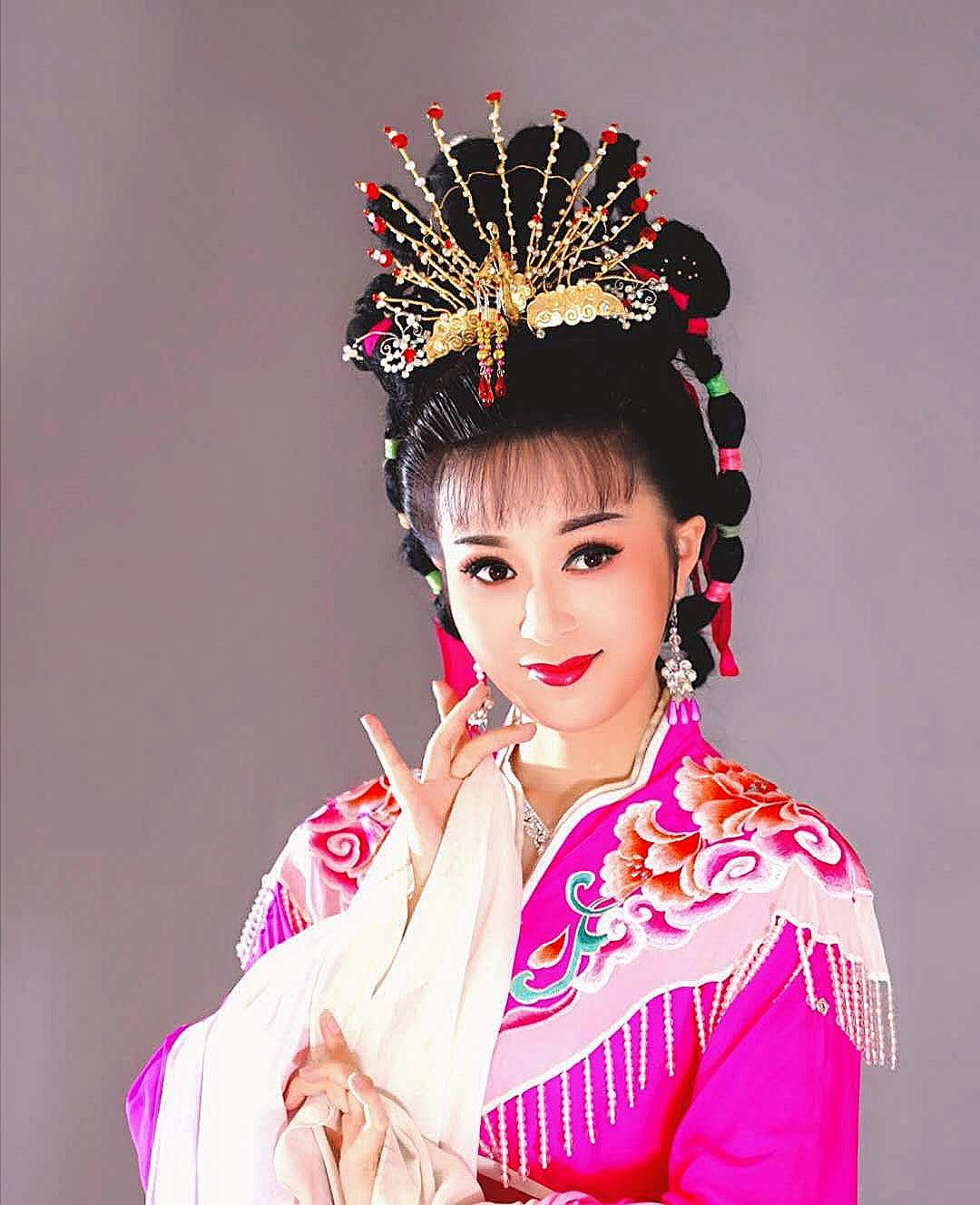  p data-id="go063ufx6c">袁媛,毕业于安徽省艺术学校,中国黄梅戏女