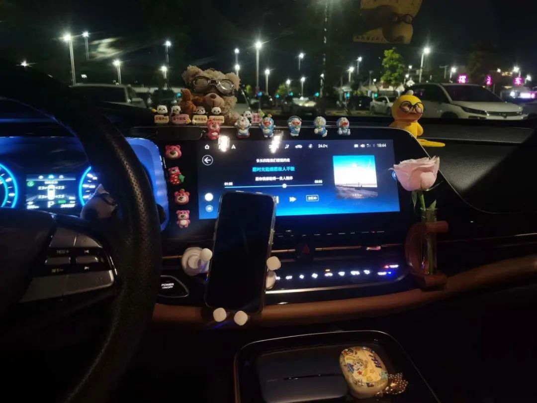 凌晨五点，她为睡着的女乘客按下“暂停接单”_百科TA说