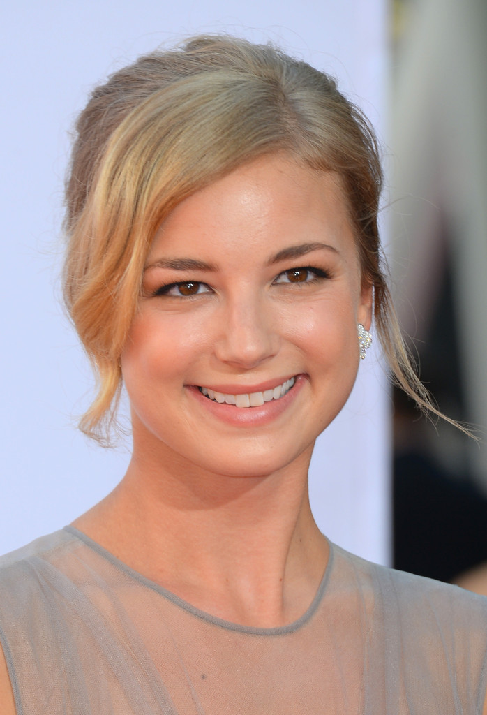  p>艾米丽·万凯普(emily vancamp),1986年5月12日出生于 a target="
