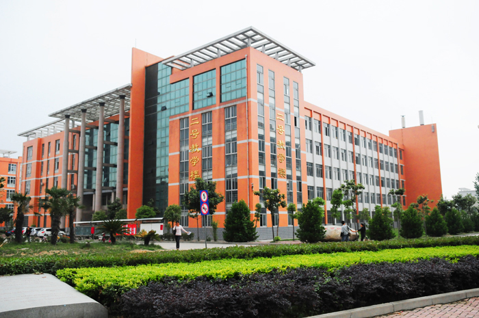 张仲景医学院是一所全日制普通本科院校,前身是创办于1951年的南阳