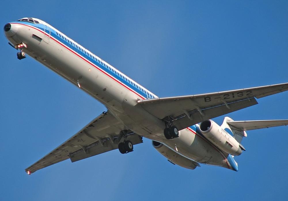  p>md-82型飞机是美国麦克唐纳·道格拉斯飞机制造公司生产的中短程