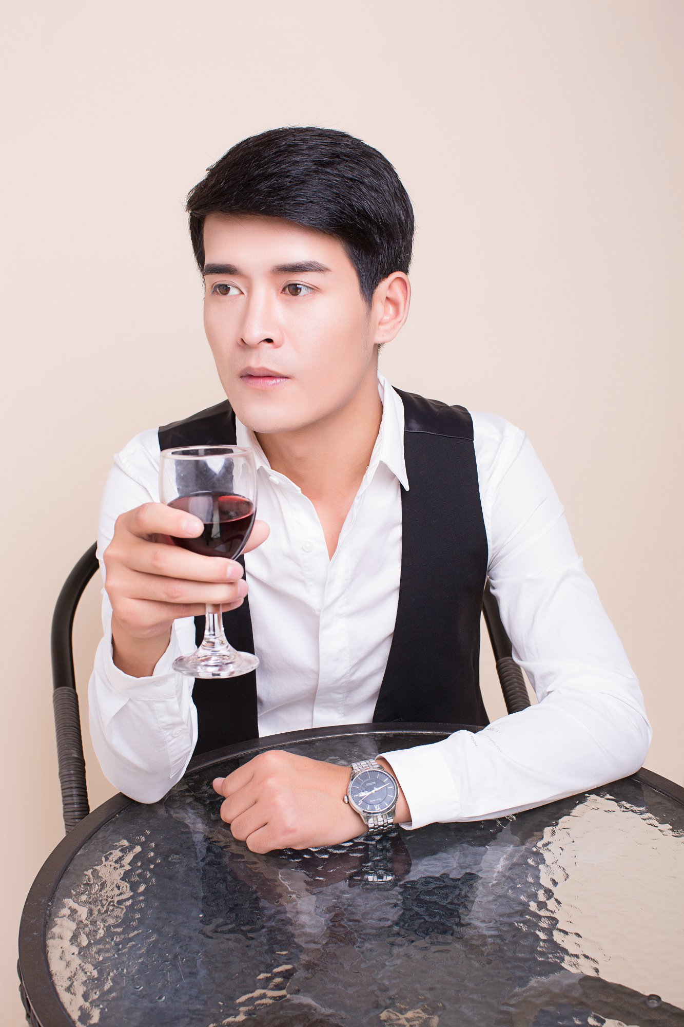  p>苏云,中国籍,男,歌手,歌曲代表作品有ep单曲《爱的期盼》,《情花毒