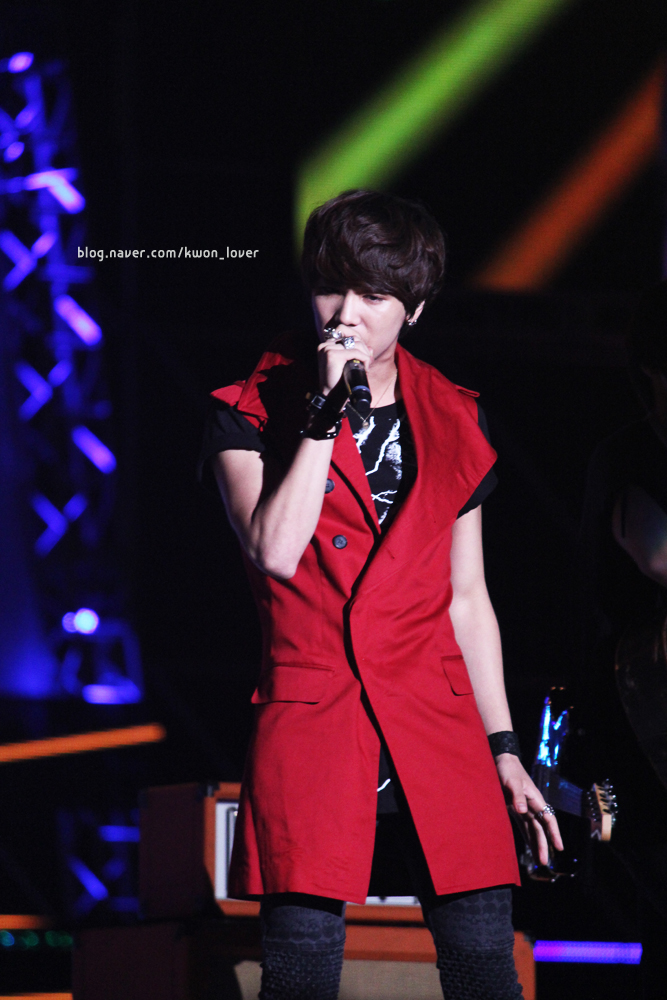  p>李洪基(         ),1990年3月2日出生于韩国京畿道城南市盆唐区