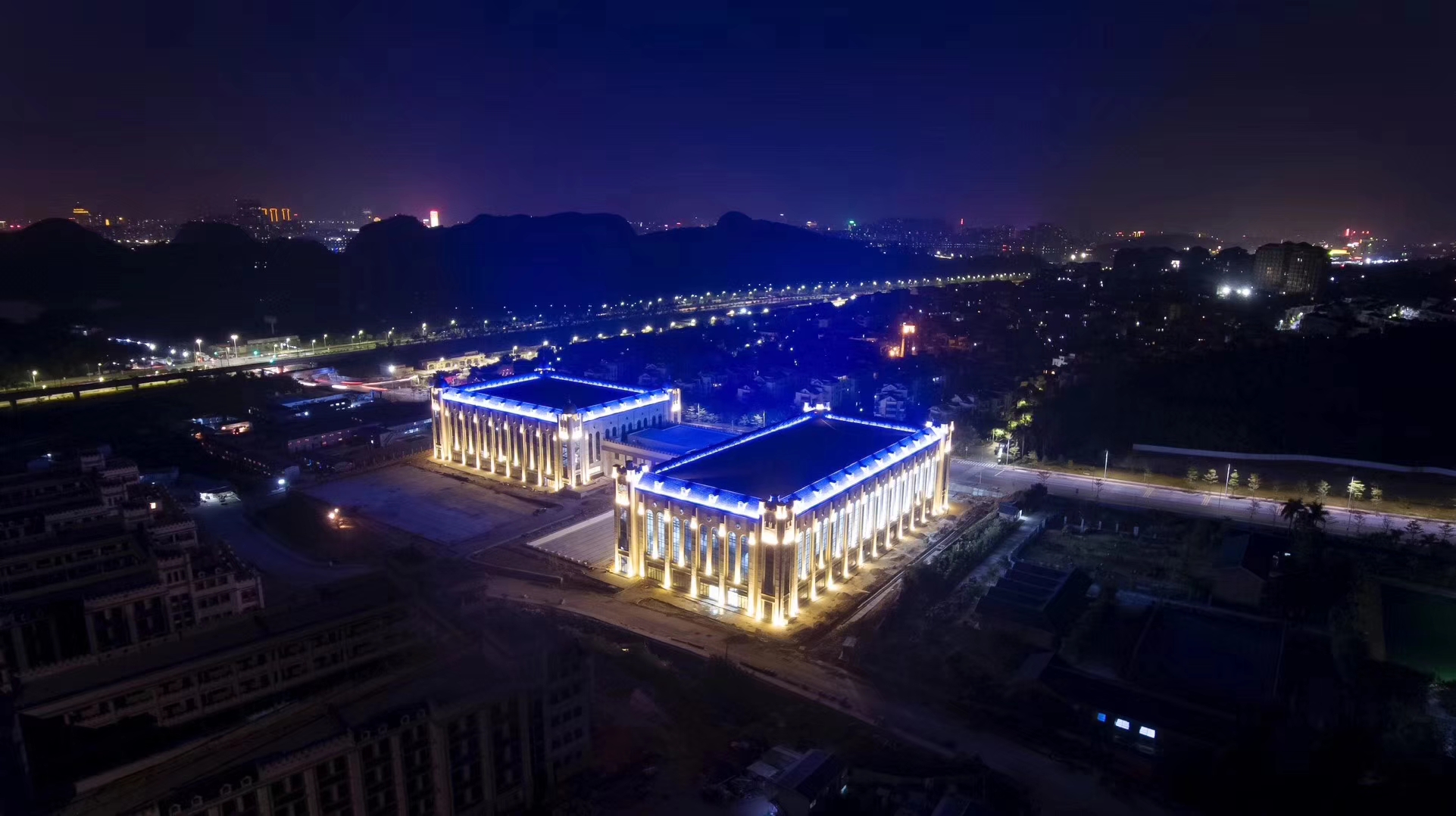 坐落在七星岩国家级重点风景名胜区和肇庆国家级高新技术产业开发区