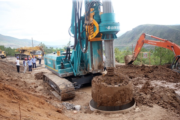 钻进时施加回转力矩与轴压力,使钻头作旋转与进给运动,来切割岩石.