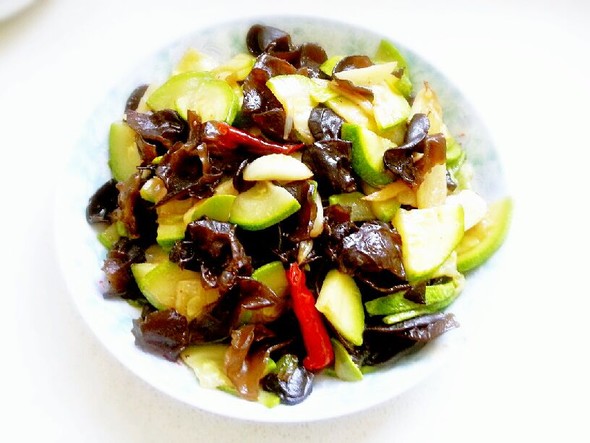  p>西葫芦炒木耳是一款家常菜品,制作原料主要有西葫芦,木耳等. /p>