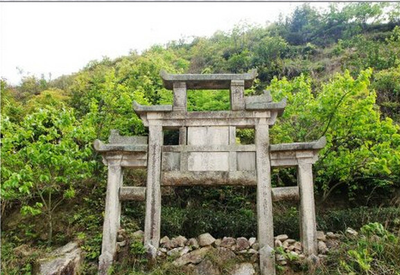  p>九峰牌坊 /p> p>平和县城九峰镇东门外城隍庙口,有一座牌坊,名龙章