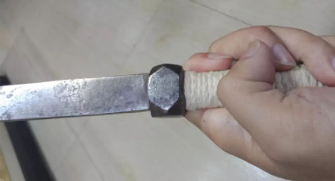 警方面对持刀歹徒该怎么办？学好这款古兵器行走天下不用怕_百科TA说