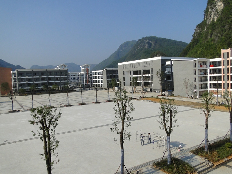 data-id="gnbaymhq33">贵州省江口中学创建于1942年,位于贵州省铜仁市
