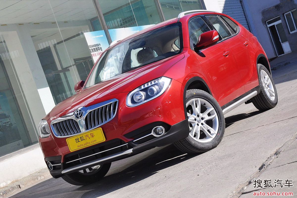  p>中华v5是中华汽车推出的首款suv车型,车头线条圆润,前保险杠非常