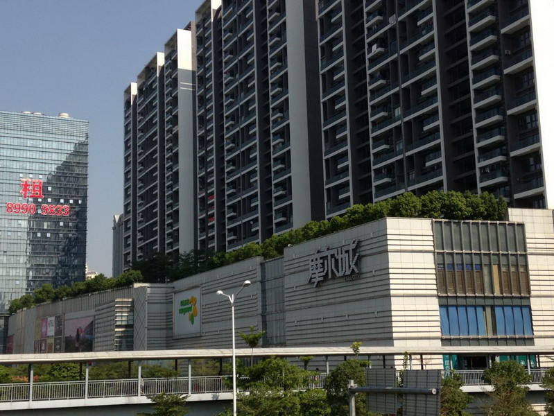  p data-id="gnwfum14mn">摩尔城位于龙岗镇深惠