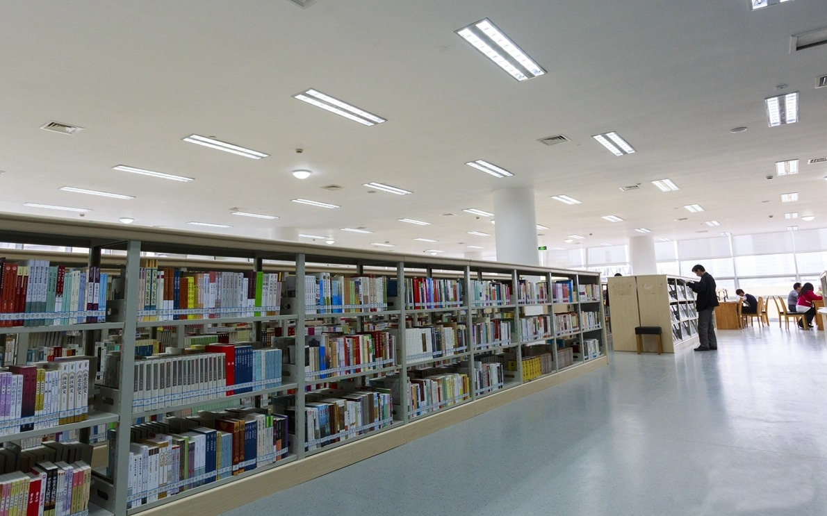  p>达州图书馆1976年始建于达城朝阳东路文化巷,2001年搬迁至达城荷叶