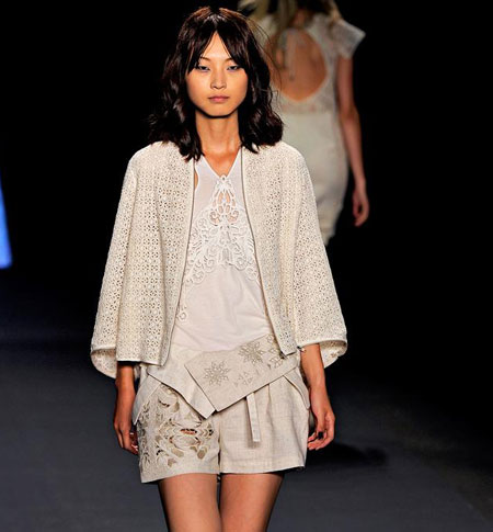  p>谭燕玉,vivienne tam,生于1957年11月28日,是一国际著名的女性时装