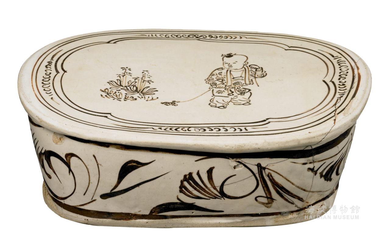  p>此展品为宋代文物.长25厘米,宽18.5厘米,高10厘米.