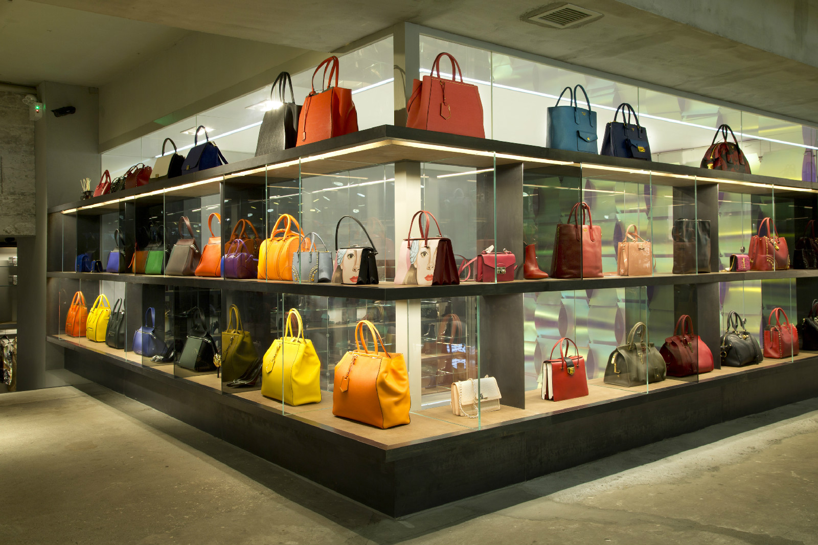  p>庞蓓(pompei) 是香港的大型欧洲名牌专卖店,云集接近300个国际顶级