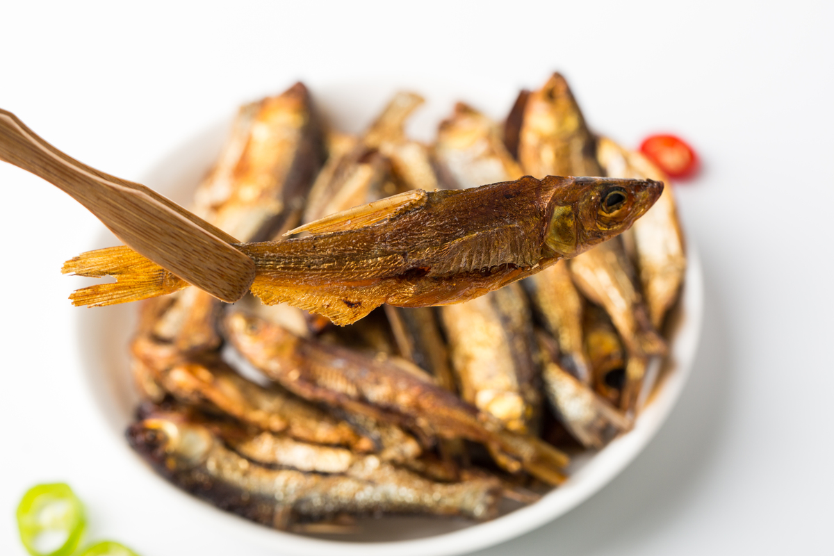  p>鱼干是指将新鲜鱼类经充分晒干而成.