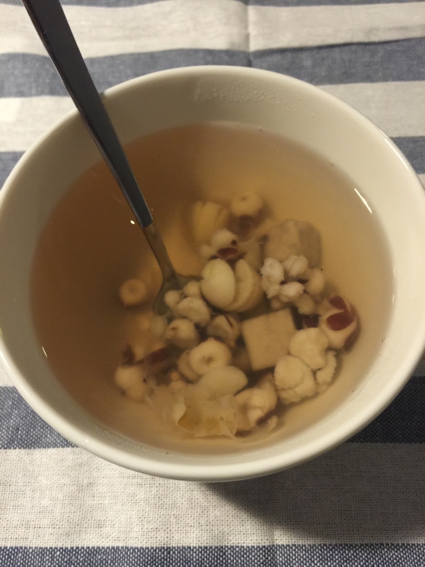  p>百合芡实汤是以百合,芡实为主料制作的药膳. /p>