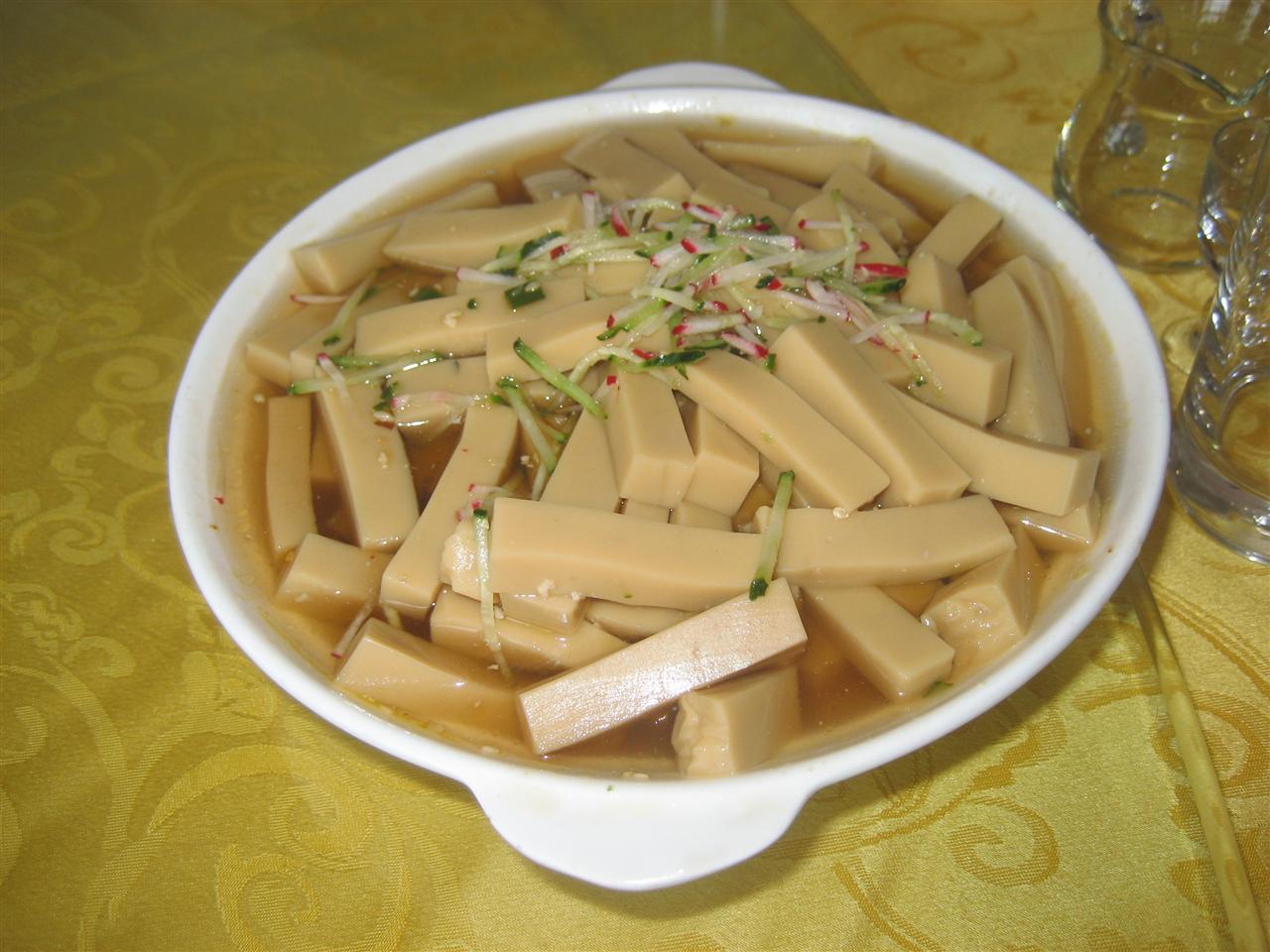  p>糜子粉是山西省岚县著名的传统小吃之一,以糜子为原料磨制而成的冷