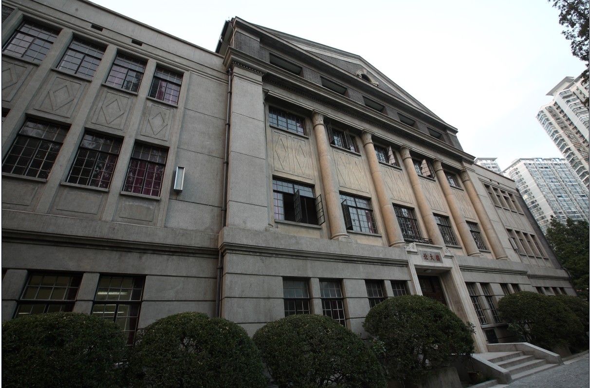  p>上海市第八中学是一所具有150余年历史的老学校,历经沧桑巨变.