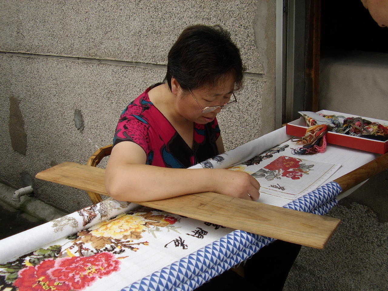  p>手工刺绣指以手工方式,用针和线把人的设计和制作添加在任何存在的