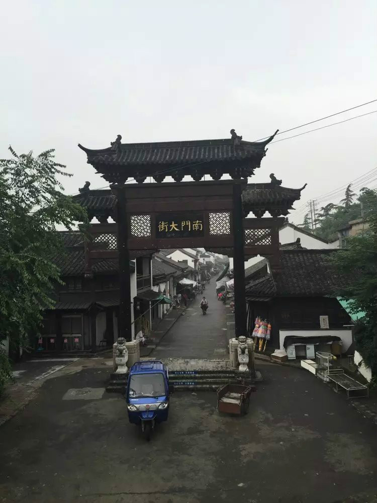 p data-id="gnxa0zaexy">南门大街是江苏省高邮的旅游景点,2014年6月