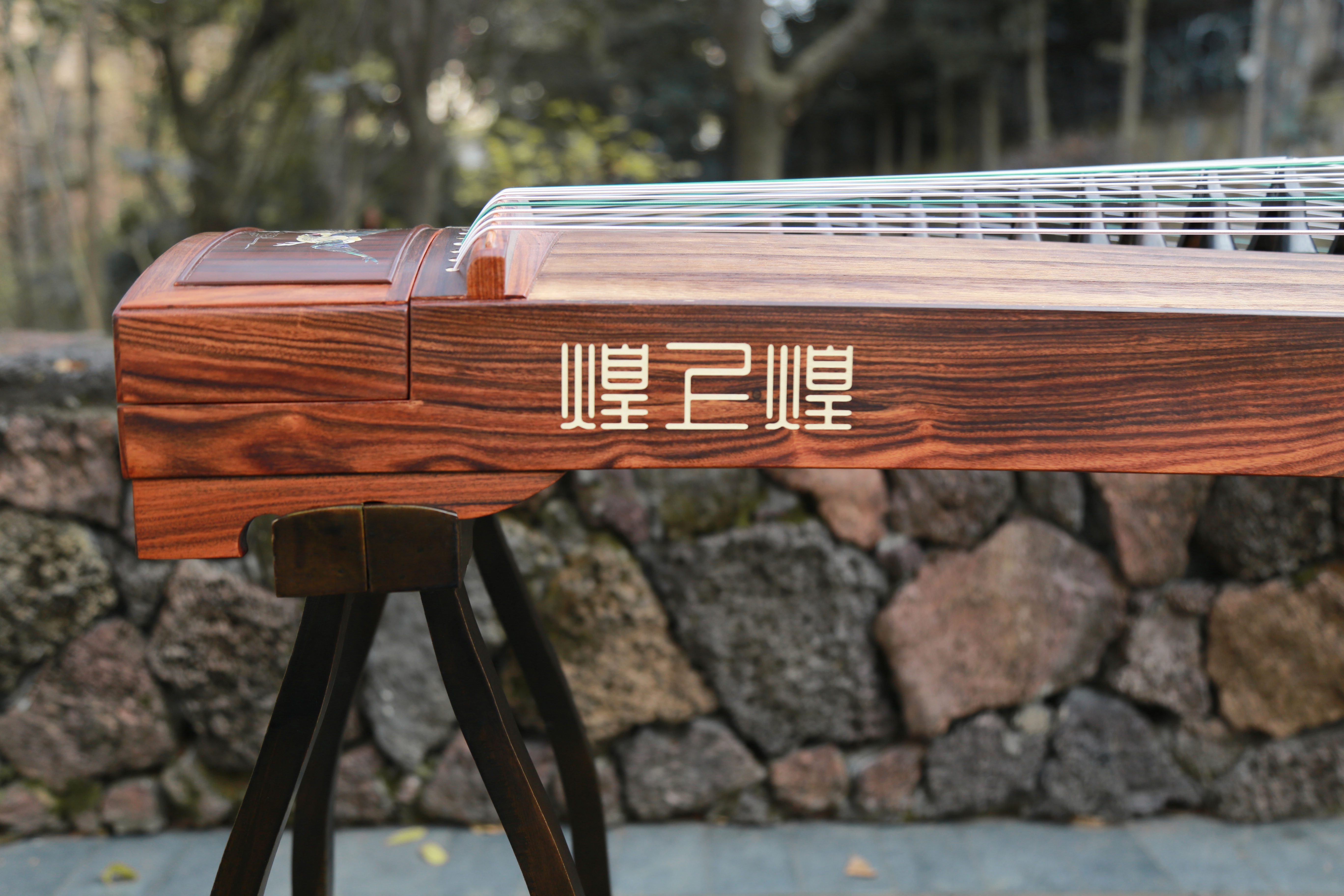  p>煌上煌是郓城煌韵民族乐器制造有限公司创立的民族乐器古筝品牌,建