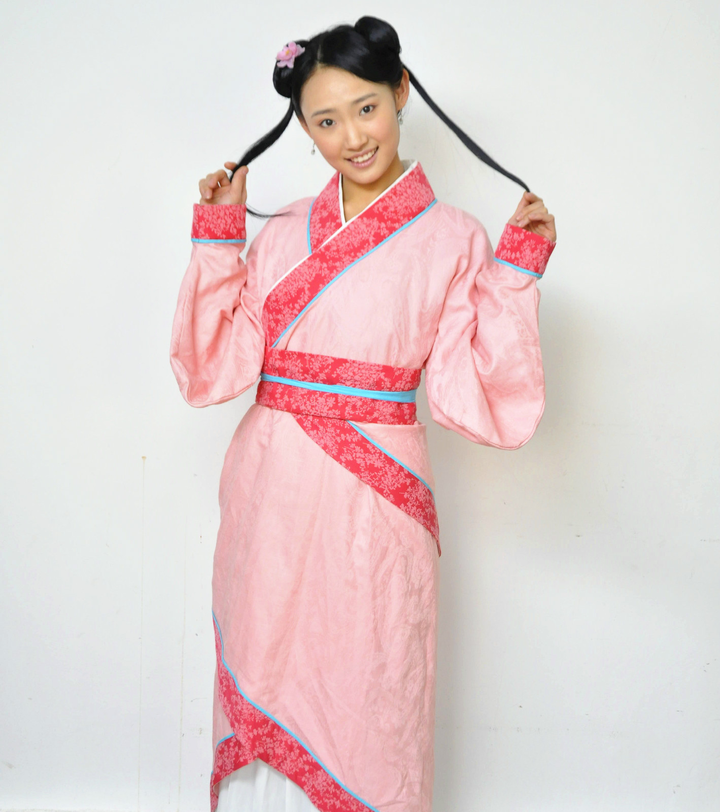 表演专业,曾拍摄电视剧《 a target="_blank" href="/item/楚汉传奇