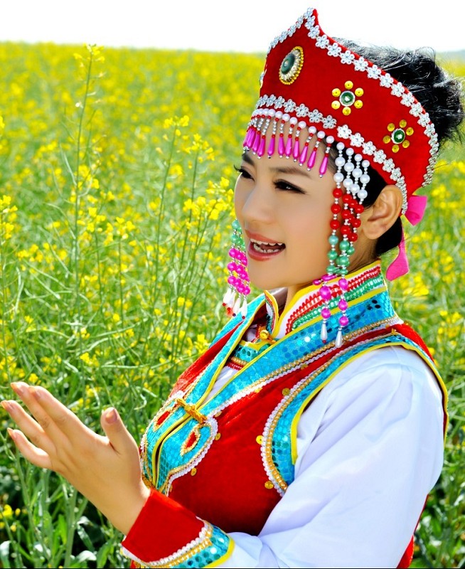  p>东方红艳,曾用名胡红艳,1982年8月1日出生于乌兰哈达,女歌手,演员