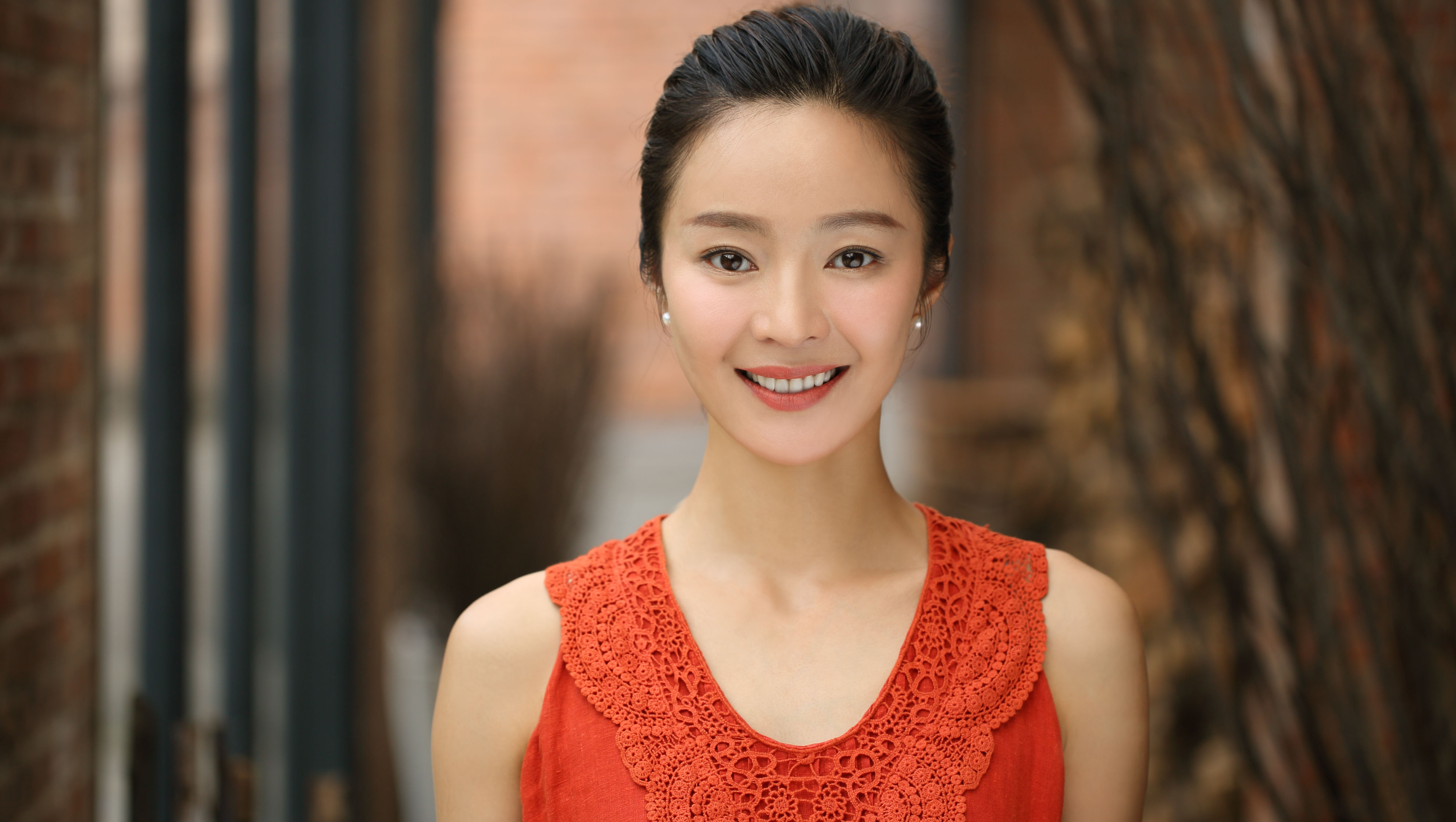 年3月5日出生于黑龙江省佳木斯市,毕业于北京舞蹈学院,中国内地女演员