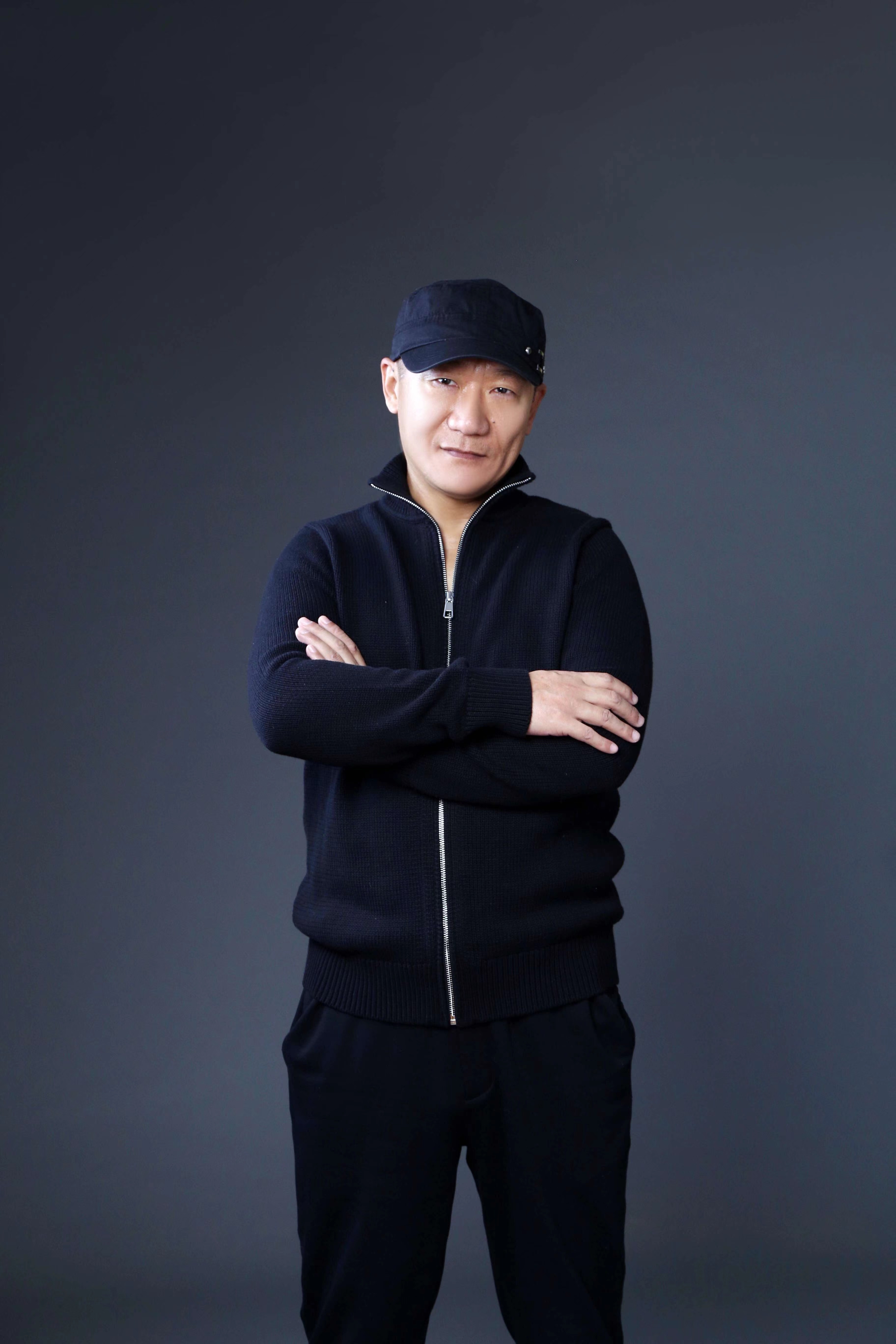 谢东,1963年1月20日出生于北京市,毕业于北京电影学院,中国内地男歌手