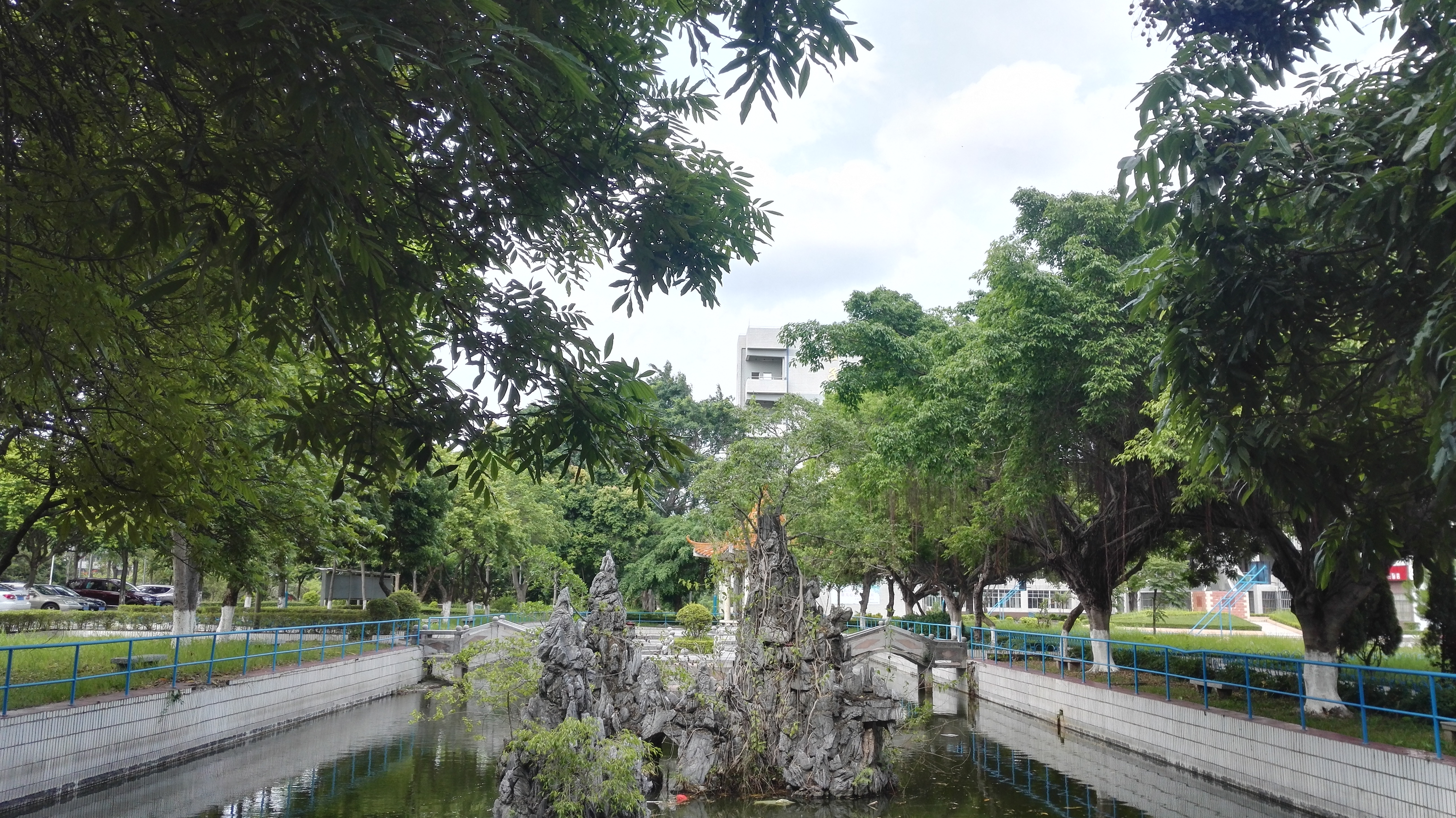  p>信宜市第三中学(第二教育城高中)创办于1969年,原名 a href="#">